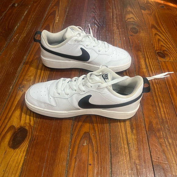Women’s NIKE Shoes, White and Black, Size 6. - Picture 5 of 7